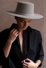 Load image into Gallery viewer, MAGNOLIA GREY - Trinidad Cuesta